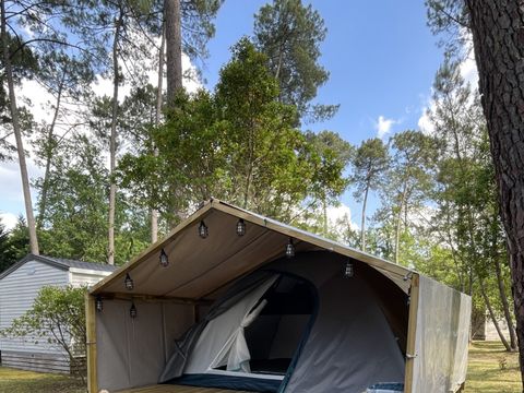 HÉBERGEMENT INSOLITE 2 personnes - Cabane vélo , plancher bois, table