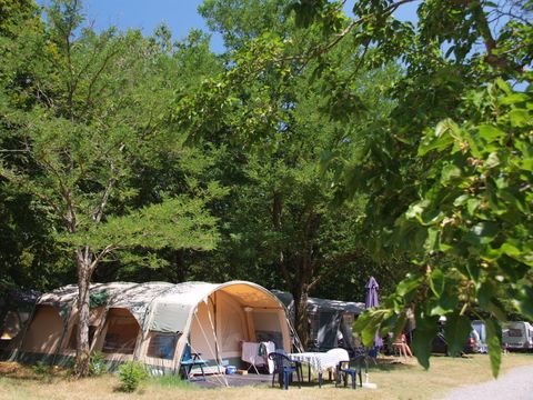 Emplacement - Emplacement Classique 100m² (2 personnes, 1 tente, caravane ou camping-car / 1 voiture) +electricité 10A 2 pers