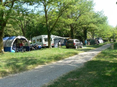 Emplacement - Emplacement Classique 100m² (2 personnes, 1 tente, caravane ou camping-car / 1 voiture) +electricité 10A 2 pers