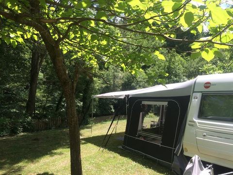 Emplacement - Grand Emplacement : +150 m² (voiture + tente/caravane/camping-car + électricité 10A) 2 pers