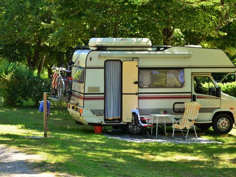 Emplacement - Grand Emplacement : +150 m² (voiture + tente/caravane/camping-car + électricité 10A) 2 pers