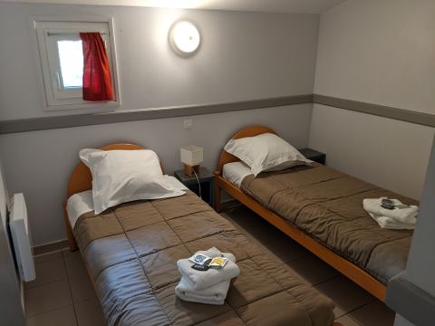 GÎTE 4 personnes - Pavillon avec vue - 1 chambre avec Clim + terrasse et TV