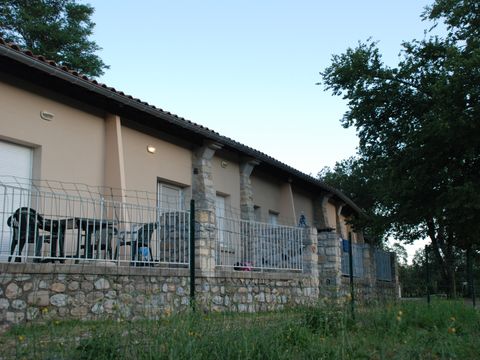 GÎTE 4 personnes - Pavillon avec vue - 1 chambre avec Clim + terrasse et TV