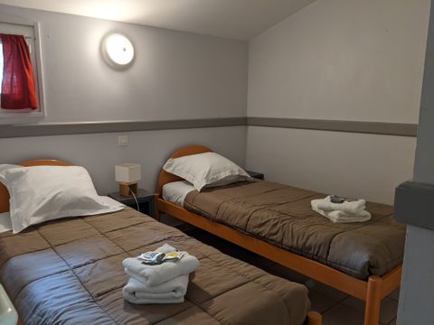 Gîte 6 personnes - Pavillon 6 avec vue - 1 chambre + 1 chambre cabine + terrasse + Climatisation + TV - 40m²