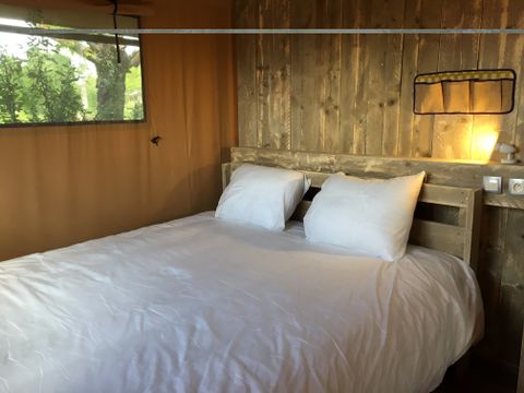 TENTE TOILE ET BOIS 3 personnes - Lodge PMR accès sanitaires communs.