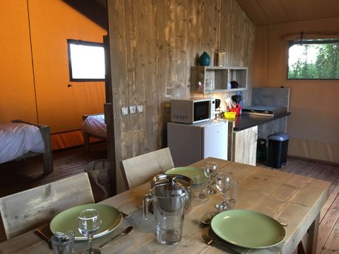 TENTE TOILE ET BOIS 3 personnes - Lodge PMR accès sanitaires communs.