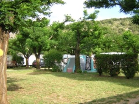 Emplacement - Forfait Confort (1 tente, caravane ou camping-car / 1 voiture / électricité 10A) 2/6 pers