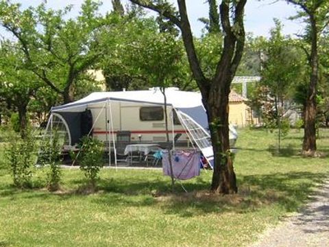 Emplacement - Forfait Confort (1 tente, caravane ou camping-car / 1 voiture / électricité 10A) 2/6 pers