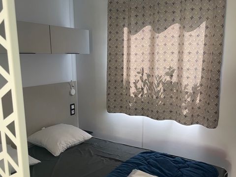 Mobilhome 2 personnes - Mobil home Premium 21m² 1 chambre + terrasse 12m² semi-couverte (9m²) - TV + Climatisation 2 pers
