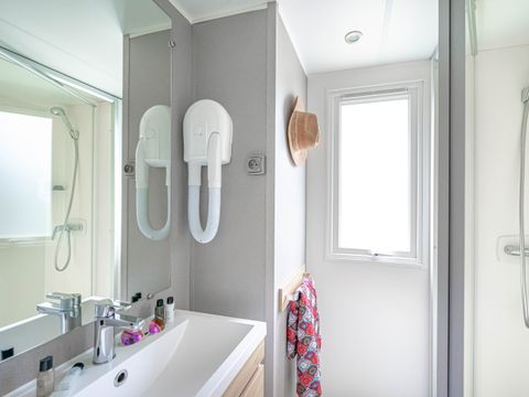 Mobilhome 4 personnes - Mobil home Premium 27 m² 2 chambres + terrasse couverte 9m² + TV + Clim + Vue Rivière 4 pers