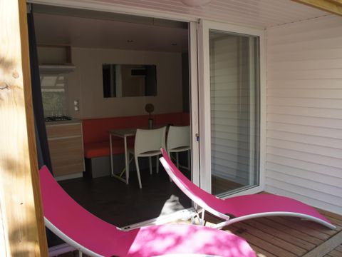 MOBILHOME 4 personnes - Mobil home Premium 32m² 2 chambres + 2 salles de bain + terrasse couverte 9m² + TV + Clim 4 pers