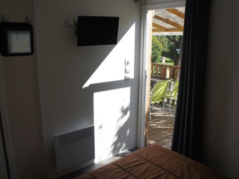 MOBILHOME 4 personnes - Mobil home Premium 32m² 2 chambres + 2 salles de bain + terrasse couverte 9m² + TV + Clim 4 pers