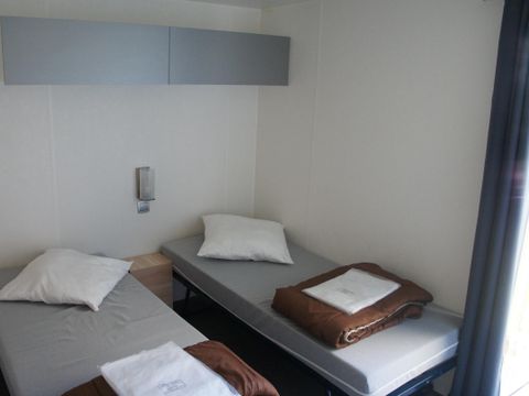 MOBILHOME 4 personnes - Mobil home Premium 32m² 2 chambres + 2 salles de bain + terrasse couverte 9m² + TV + Clim 4 pers