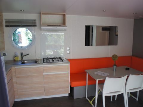 MOBILHOME 4 personnes - Mobil home Premium 32m² 2 chambres + 2 salles de bain + terrasse couverte 9m² + TV + Clim 4 pers