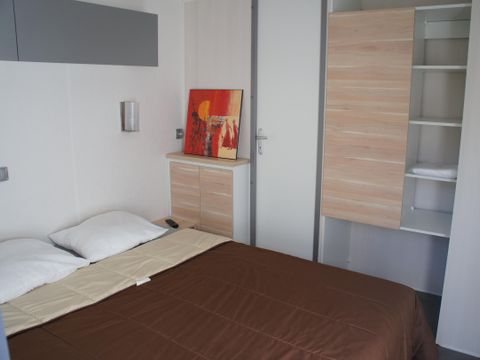 MOBILHOME 4 personnes - Mobil home Premium 32m² 2 chambres + 2 salles de bain + terrasse couverte 9m² + TV + Clim 4 pers