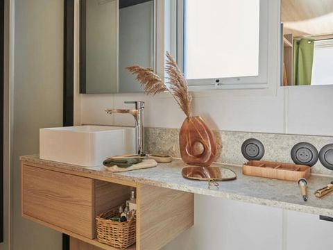 MOBILHOME 4 personnes - TAOS Luxe 35m2 terrasse couverte + Jacuzzi privatif - 4 pers 2 chambres 2 sdb - clim