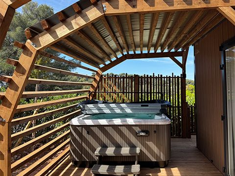 MOBILHOME 4 personnes - TAOS Luxe 35m2 terrasse couverte + Jacuzzi privatif - 4 pers 2 chambres 2 sdb - clim