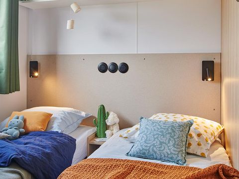 MOBILHOME 4 personnes - TAOS Luxe 35m2 terrasse couverte + Jacuzzi privatif - 4 pers 2 chambres 2 sdb - clim