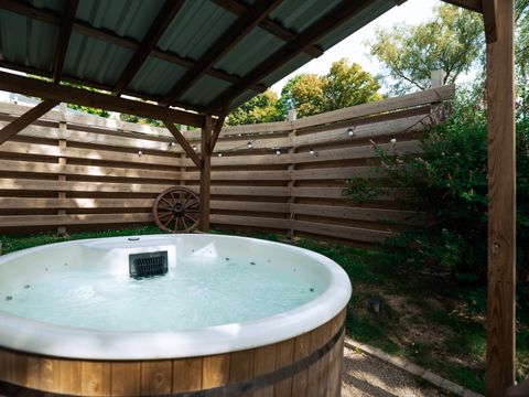 HÉBERGEMENT INSOLITE 2 personnes - POD + JACUZZI PRIVATIF - 1 Chambre 
