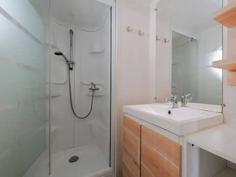MOBILHOME 6 personnes - Mobil-home à 3 chambres (possibilité de 4 personnes supplémentaires moyennant un supplément, veuillez contacter le camping)