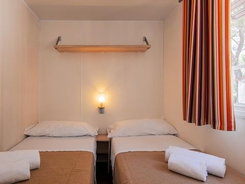MOBILHOME 6 personnes - Mobil-home à 3 chambres (possibilité de 4 personnes supplémentaires moyennant un supplément, veuillez contacter le camping)
