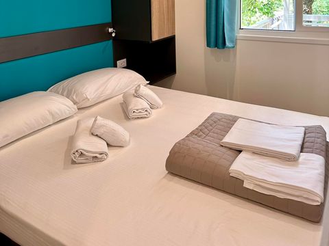 Mobilhome 2 personnes - Premium avec 2 chambres - 2 salles de bain - 2 personnes incluses - 2 personnes supplémentaires possibles moyennant supplément - Veuillez contacter le camping