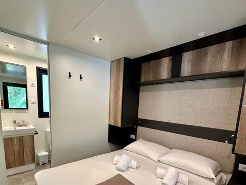 MOBILHOME 2 personnes - Mobil-home de luxe avec 2 chambres - 2 salles de bain (2 personnes incluses - 2 personnes supplémentaires possibles avec supplément, veuillez contacter le camping)