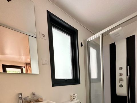 MOBILHOME 2 personnes - Mobil-home de luxe avec 2 chambres - 2 salles de bain (2 personnes incluses - 2 personnes supplémentaires possibles avec supplément, veuillez contacter le camping)