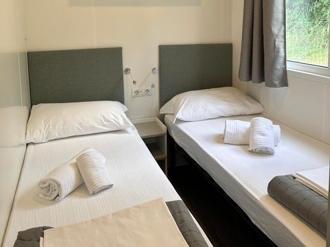 MOBILHOME 2 personnes - Mobil-home supérieur avec 3 chambres - 2 salles de bain (2 personnes incluses - 4 personnes supplémentaires possibles avec supplément, contacter le camping)
