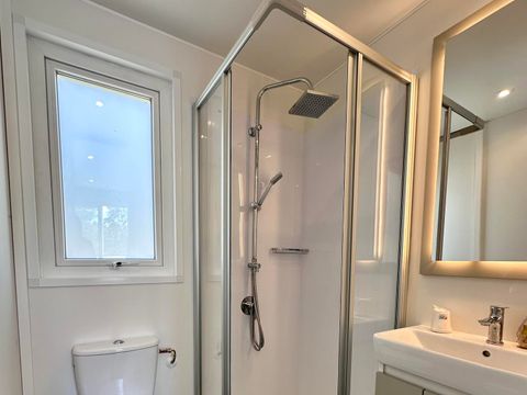 MOBILHOME 2 personnes - Mobil-home supérieur avec 3 chambres - 2 salles de bain (2 personnes incluses - 4 personnes supplémentaires possibles avec supplément, contacter le camping)