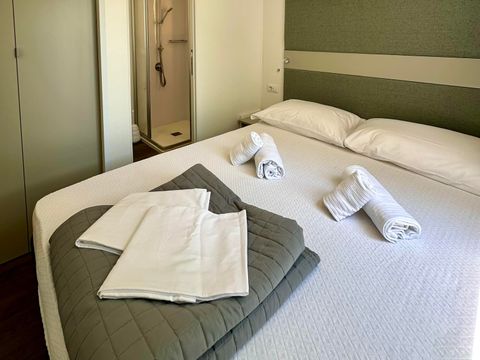 Mobilhome 2 personnes - Supérieur avec 3 chambres - 2 salles de bain - 2 personnes incluses - 4 personnes supplémentaires possibles avec supplément - Contacter le camping