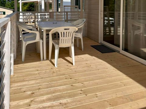 MOBILHOME 2 personnes - Mobil-home supérieur avec 3 chambres - 2 salles de bain (2 personnes incluses - 4 personnes supplémentaires possibles avec supplément, contacter le camping)