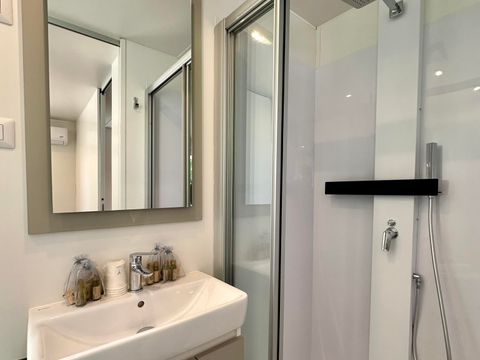 MOBILHOME 2 personnes - Mobil-home supérieur avec 3 chambres - 2 salles de bain (2 personnes incluses - 4 personnes supplémentaires possibles avec supplément, contacter le camping)
