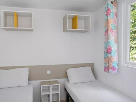 BUNGALOW 5 personnes - Mobil-home | Comfort | 3 Ch. | 5 Pers. | Terrasse surélevée | Clim. | TV
