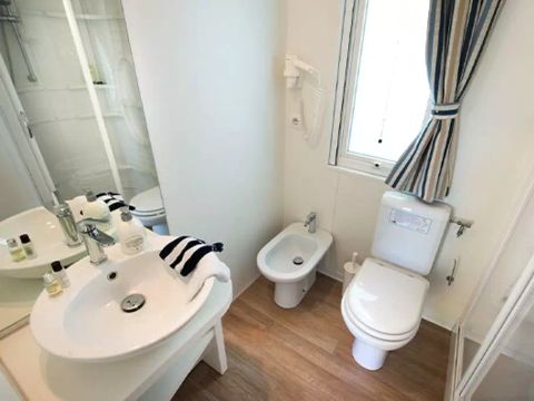 BUNGALOW 6 personnes - Mobil-home | Comfort | 3 Ch. | 6 Pers. | Terrasse surélevée | 2 SDB | Clim.