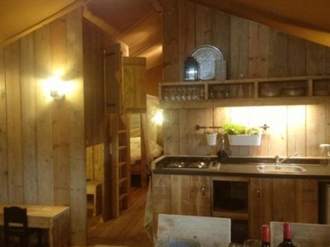 Tente en toile et en bois 8 personnes - Corsica Lodge 3 chambres - arrivée le samedi en haute saison