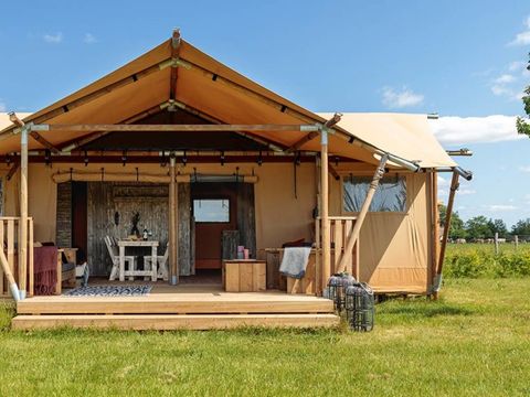 Tente en toile et en bois 7 personnes - TENTE LODGE 49 m2 3 ch 6/7 personnes