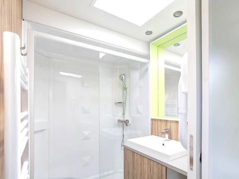 MOBILHOME 4 personnes - Premium 40m² 2 chambres + CLIM + TV + terrasse panoramique + draps + serviettes