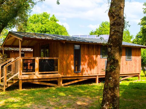 Tente en toile et en bois 5 personnes - Lodge Premium VIP 45m² 2 chambres dont terrasse de 11m² + TV + Draps + Serviettes