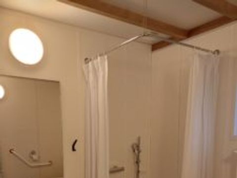 CHALET 4 personnes - PMR Confort - 2 chambres + Terrasse couverte + Clim réversible + TV