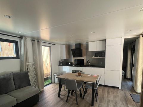 MOBILHOME 4 personnes - Premium 40m² - 2 chambres + Terrasse couverte + Clim réversible + TV