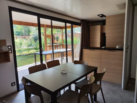 CHALET 4 personnes - Premium 42m² - 2 chambres + Terrasse couverte + Clim réversible + TV