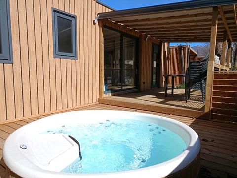 MOBILHOME 6 personnes - SPA Premium 40m² - 3 chambres - 2 salles de bain + Terrasse + Clim réversible + TV