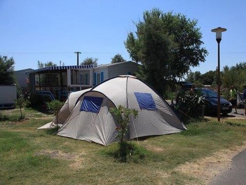 Emplacement - Emplacement tente ou caravane + 1 véhicule + électricité + eau
