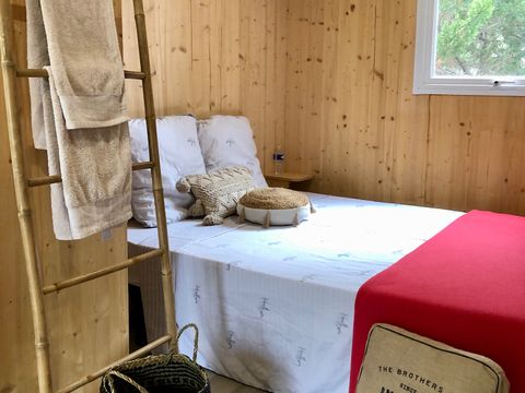 Insolite 2 personnes - ROULOTTE INSOLITE Vue Réserve - Draps, serviettes et ménage inclus