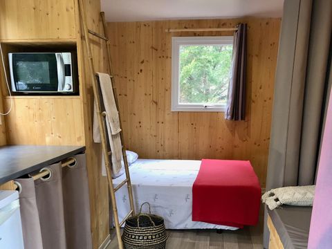 Insolite 2 personnes - ROULOTTE INSOLITE Vue Réserve - Draps, serviettes et ménage inclus