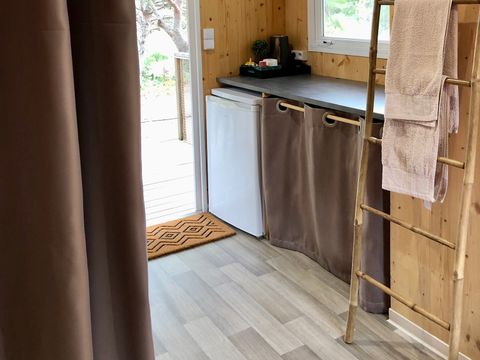 Insolite 2 personnes - ROULOTTE INSOLITE Vue Réserve - Draps, serviettes et ménage inclus