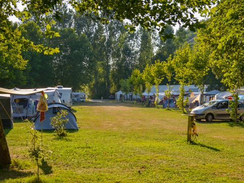Emplacement - Emplacement + électricité + eau + voiture