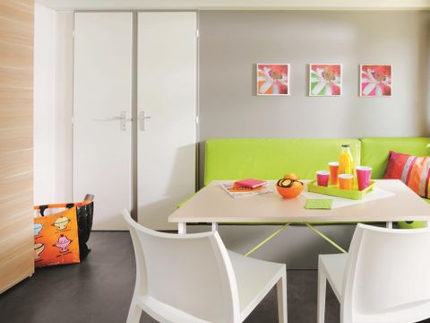MOBILHOME 4 personnes - CONFORT + avec terrasse semi-couverte