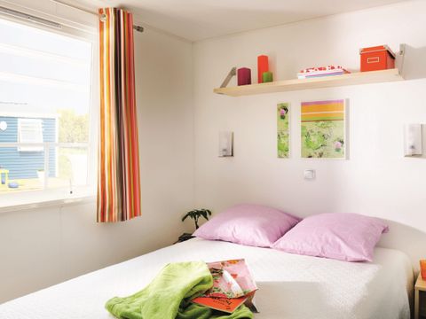 MOBILHOME 4 personnes - Confort 27m² 2 chambres + terrasse semi-couverte 18m² + TV + CLIM